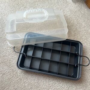 🚫 SOLD ON M E R C A R I Black Nonstick Brownie Pan with Lid